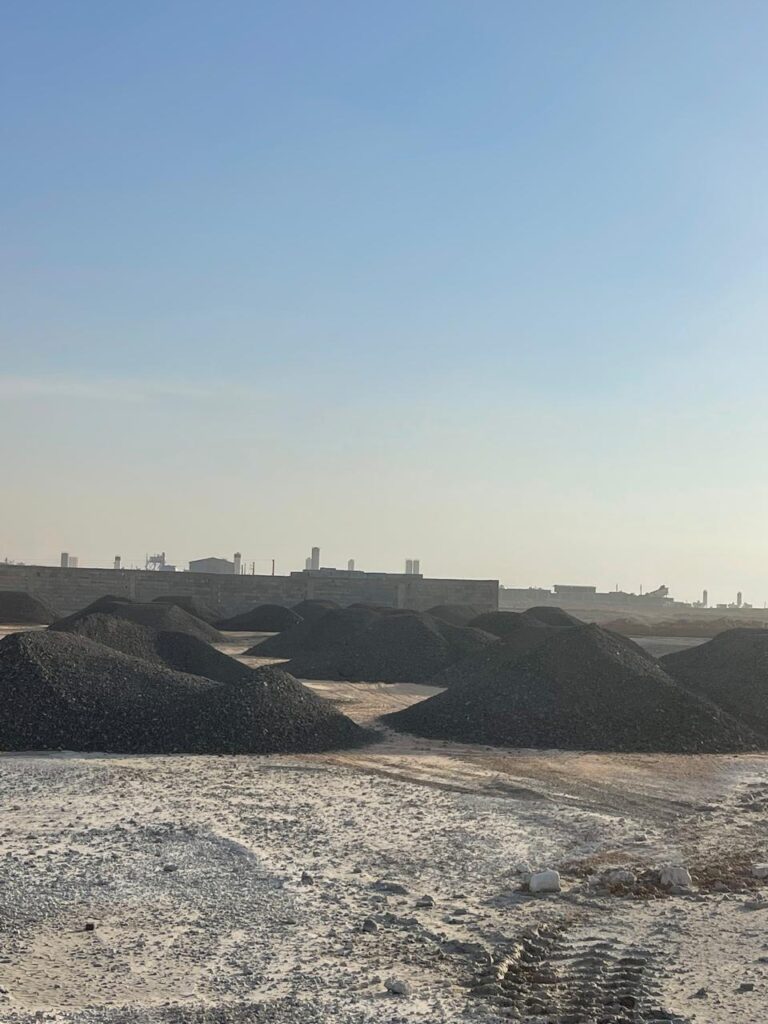اسفلت مقشور بالرياض: الحل الاقتصادي والعملي لتعبيد الطرق والمواقف